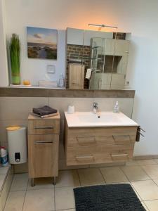 GangeltにあるFerienwohnung Hoffmannの洗面台と鏡のあるバスルーム +21枚の写真