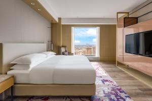 Postel nebo postele na pokoji v ubytování Kaohsiung Marriott Hotel