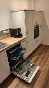 Kuchyň nebo kuchyňský kout v ubytování Einliegerwohnung 350m vom See + 6 fotografií