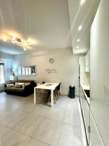 ein Wohnzimmer mit Tisch und Couch in der Unterkunft Suite Doulce France FSHH in Nizza