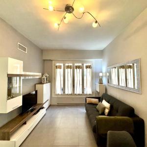 ein Wohnzimmer mit Sofa und Fernseher in der Unterkunft Suite Doulce France FSHH in Nizza