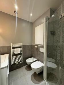 ein Badezimmer mit Toilette, Waschbecken und Dusche in der Unterkunft Suite Doulce France FSHH in Nizza