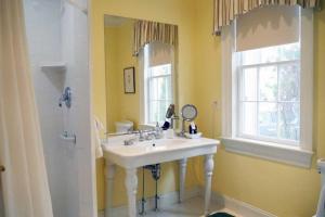 Compass Rose Inn tesisinde bir banyo