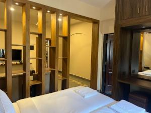 Postel nebo postele na pokoji v ubytování Hotel Lotus