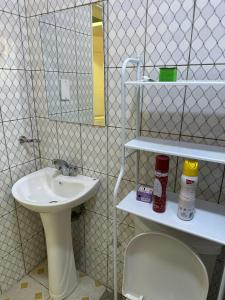 Ένα μπάνιο στο Rokans Nest Lovely Condo 1bedroom Kira, Kampala +10 φωτογραφίες