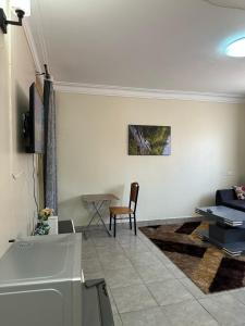 Χώρος καθιστικού στο Rokans Nest Lovely Condo 1bedroom Kira, Kampala