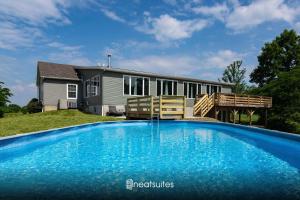 Bazén v ubytování 80 Acre Retreat with Pool - Minutes to Ark - Sleeps 15 nebo v jeho okolí
