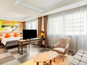 ibis Styles Bekasi Jatibening的电视和/或娱乐中心