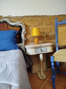 a bedroom with a bed and a table with a lamp at Doride a mare casa vacanze in Villaggio Peruzzo