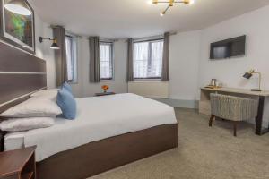 Postel nebo postele na pokoji v ubytování Best Western Ebbw Vale