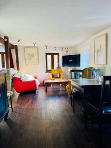 ein Wohnzimmer mit Couch und Tisch in der Unterkunft Star Gazers Cottage in Martínkovice