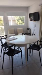 a white table and chairs in a living room at Estudio Urbano in Santa Rosa
