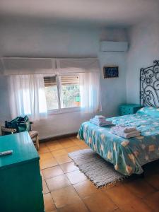 ein Schlafzimmer mit Bett, Schreibtisch und Fenster in der Unterkunft Casa Terra in Hontanar + 37 Fotos