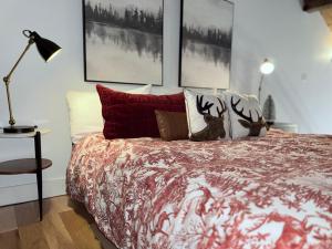 ein Schlafzimmer mit einem Bett mit Kissen und einer Lampe in der Unterkunft Mountain Inn Lodge 63 with Wintergreen Advantage in Wintergreen + 18 Fotos