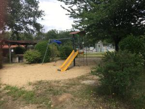 Zona de joacă pentru copii de la PuyduFou MH F4 FULL CONFORT 6personnes 220FS
