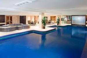 Bazén v ubytování Sheraton Laval Hotel nebo v jeho okolí