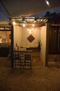 een garage met een bar met twee krukken en verlichting bij Habitación, balcón frente al mar y alberca in Lerma