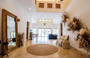 un salon avec un canapé et une table dans l'établissement Magnifica casa laguna cerca de la playa., à Puerto Aventuras