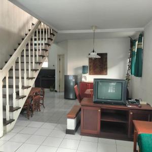 TV a/nebo společenská místnost v ubytování Villa Beach Anyer 1 by Anyer Adventure