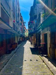 an empty street in an alley between buildings at Apartamento casco viejo in Castro-Urdiales