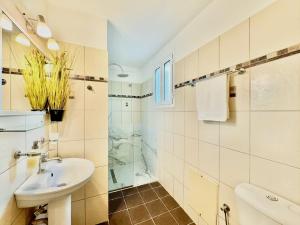 Bilik mandi di Beachfront Suites GardenMare by DadoVillas