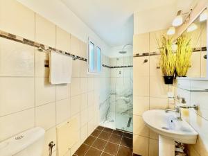 Bilik mandi di Beachfront Suites GardenMare by DadoVillas +33 gambar