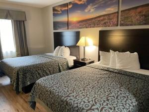 Postel nebo postele na pokoji v ubytování Days Inn & Suites by Wyndham Dallas