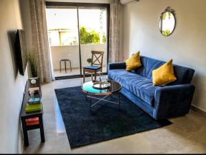 a living room with a blue couch and a table at Tranquil in Casablanca