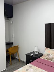 a bedroom with a bed and a desk and a chair at D Calles Place LA PUNTA in La Libertad