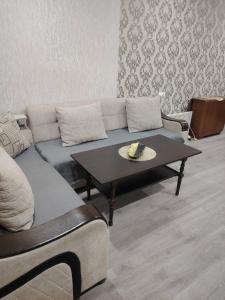 Una sala de estar con un sofá y una mesa de café. en EDeM, en Ereván 1 foto más