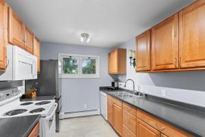 Η κουζίνα ή μικρή κουζίνα στο ShaligoHomes On Oregon Dr Entire
