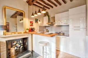 une cuisine avec une cheminée au milieu dans l'établissement La Casa Bella — Parking privé & vue sur l'abbaye, à Caen