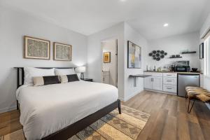 Kuchyň nebo kuchyňský kout v ubytování South O Bungalow 9 - Deluxe Work and Stay Queen Studio + Patio