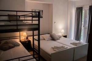 En eller flere senge i et værelse på Hostel Jadran
