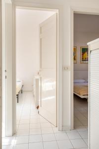 リニャーノ・サッビアドーロにあるVilletta garden retreat con parcheggiのベッドルーム1室(ベッド1台付)