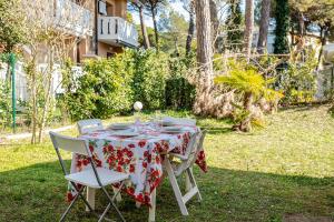 リニャーノ・サッビアドーロにあるVilletta garden retreat con parcheggiの赤白のテーブルクロス付テーブル