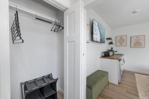 TV/trung tâm giải trí tại South O Bungalow 2 - Deluxe Queen Studio + Patio