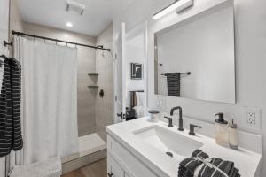 Phòng tắm tại South O Bungalow 2 - Deluxe Queen Studio + Patio +20 ảnh