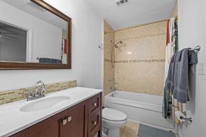 Ένα μπάνιο στο Family friendly - Fire pit -4 min to UF - Spacious +14 φωτογραφίες