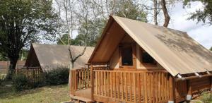 a wooden cabin with a tin roof at Camping 4 étoiles - Piscine - ccaaeah in La Baule