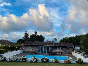 une vue d'une maison avec piscine dans l'établissement Cozy Cottage, à Praia da Vitória