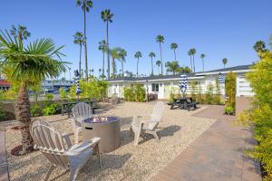 eine Terrasse mit Stühlen, Tischen und Palmen in der Unterkunft South O Bungalow 7 - Premium Double Studio + Patio in Oceanside
