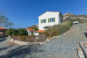 a white house on the side of a hill at Il Quartiere apt Montecristo in Pomonte