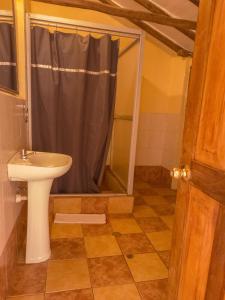A bathroom at Loki Cusco
