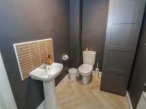 un piccolo bagno con un water e un lavandino di 2 Summers Way a Moreton in Marsh Altre 35 foto