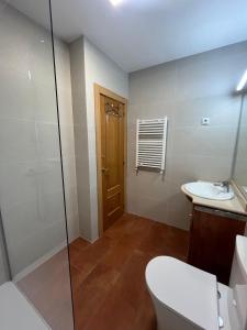 A bathroom at a18' de Barcelona y 10' de circuito de Cataluña