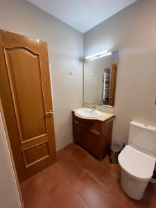 A bathroom at a18' de Barcelona y 10' de circuito de Cataluña