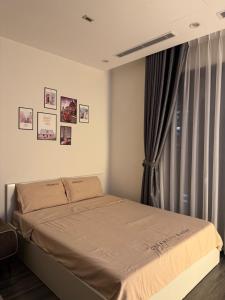 una camera da letto con un letto e una finestra di Trạm Sạc Homestay-Studio sang trọng-Lãng mạn-Tầng cao views đẹp-Netflix chill a Phú Thú Altre 11 foto