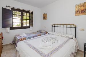 Postel nebo postele na pokoji v ubytování Cubo's Casa Rural Los Lirios de Libar + 31 fotografií