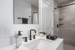 Et badeværelse på South O Bungalow 5 - Deluxe Queen Studio + Patio